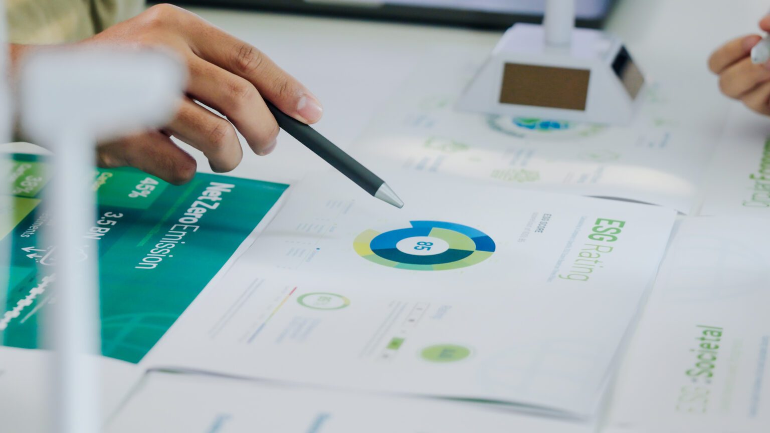 Wir begleiten Sie von der Analyse Ihres Ratings bis zu konkreten Handlungsempfehlungen, um Ihre ESG-Ratings zu verbessern.