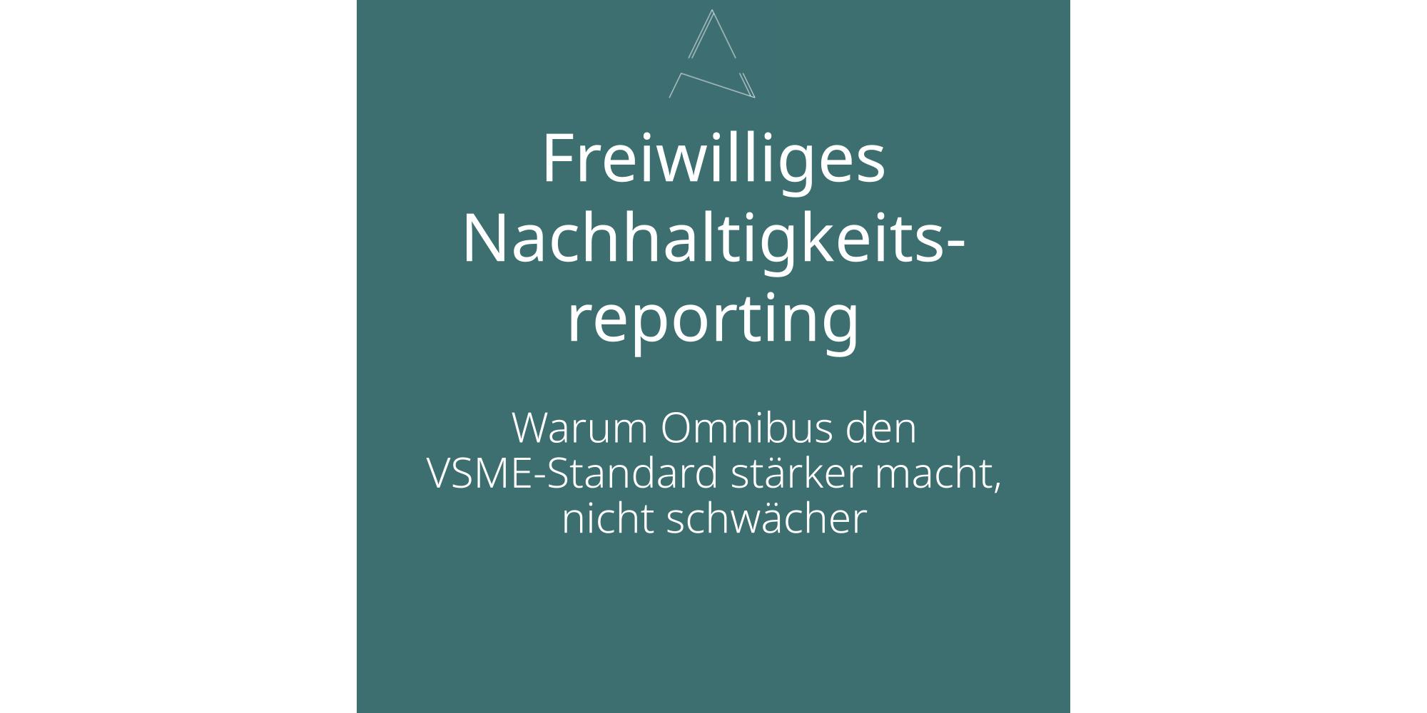 Im März 2026 hat die Omnibus-I-Richtlinie einen Großteil der ursprünglich CSRD-pflichtigen Unternehmen von der Berichtspflicht entbunden. Gleichzeitig treibt die EFRAG den freiwilligen Nachhaltigkeitsstandard VSME mit neuem Nachdruck voran und erweitert seine Zielgruppe über das Spektrum von KMU hinaus: Noch 2026 soll ein eigenständiger Voluntary Standard (VS) als Delegierter Rechtsakt folgen, der auf dem VSME aufbaut, sich aber an eine breitere Zielgruppe richtet: alle Unternehmen außerhalb der CSRD mit weniger als 1.000 Mitarbeitenden oder unter 450 Millionen Euro Jahresumsatz. Die entspricht einer strategischen Aufwertung: Der VSME wird zur Grundlage des europäischen Referenzrahmens für freiwilliges Nachhaltigkeitsreporting unterhalb der CSRD-Schwelle.
