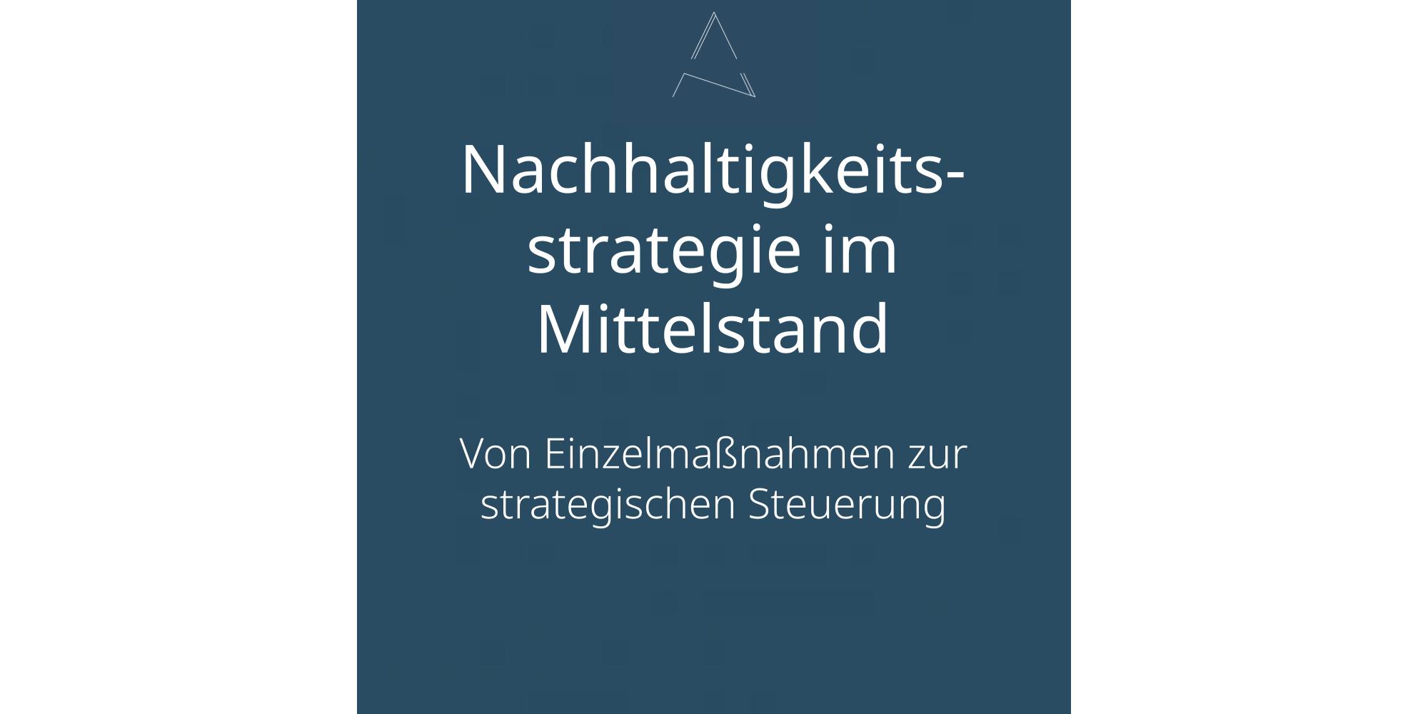 Die Nachhaltigkeitsaktivitäten im deutschen Mittelstand sind da. Jedes zweite Unternehmen hat Energieeffizienzmaßnahmen umgesetzt, fast 40 Prozent nutzen erneuerbare Energien [1]. Auch soziale Maßnahmen zahlen sich messbar aus: In Unternehmen, die Vielfalt und Wertschätzung im Arbeitsalltag verankern, sinkt die emotionale Erschöpfung der Belegschaft um 30 Prozent [8]. Was oftmals fehlt, ist die Klammer, die Einzelmaßnahmen systematisch in ein kohärentes System einbettet: Eine Nachhaltigkeitsstrategie, die Einzelmaßnahmen bündelt, Chancen und Risiken systematisch erfasst und die Unternehmensstrategie gezielt unterstützt. Statt Aktionismus entsteht so Klarheit, z. B. darüber, welche Maßnahme Priorität hat, was sie kostet, wo Synergieeffekte entstehen und in welcher Reihenfolge sie optimal umgesetzt wird. Dieser Beitrag zeigt, warum die Strategie vor die Maßnahme gehört und wie der Mittelstand den Schritt von operativen Projekten zur strategischen Steuerung gehen kann.