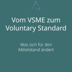 Der VSME wird zum VS (Voluntary Standard) und bekommt dabei ein Upgrade: breiterer Anwendungsbereich, höherer Rechtsstatus, klarere Struktur. Was sich nicht ändert ist die modulare Logik, die niedrige Einstiegshürde und die Grundidee, ESG-Datenanfragen mit einem einzigen Format zu beantworten. Wer bisher mit dem VSME gearbeitet hat, muss nicht von vorn beginnen, sondern bekommt mit dem VS einen ausgereifteren Rahmen.