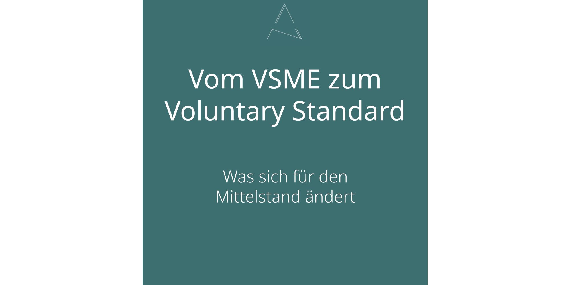 Der VSME wird zum VS (Voluntary Standard) und bekommt dabei ein Upgrade: breiterer Anwendungsbereich, höherer Rechtsstatus, klarere Struktur. Was sich nicht ändert ist die modulare Logik, die niedrige Einstiegshürde und die Grundidee, ESG-Datenanfragen mit einem einzigen Format zu beantworten. Wer bisher mit dem VSME gearbeitet hat, muss nicht von vorn beginnen, sondern bekommt mit dem VS einen ausgereifteren Rahmen.
